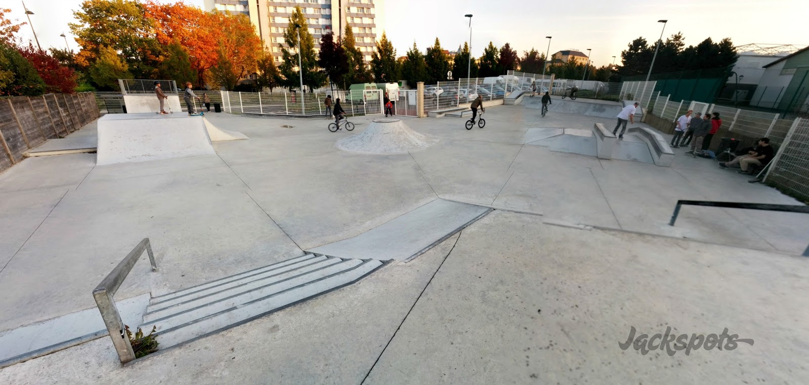 Parc des Sports Skatepark Le Plessis Robinson Skate Spot 3/5