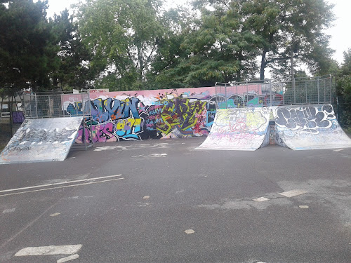Parc Sainte Barbe Skatepark Fontenay aux Roses Skate Spot 1/5