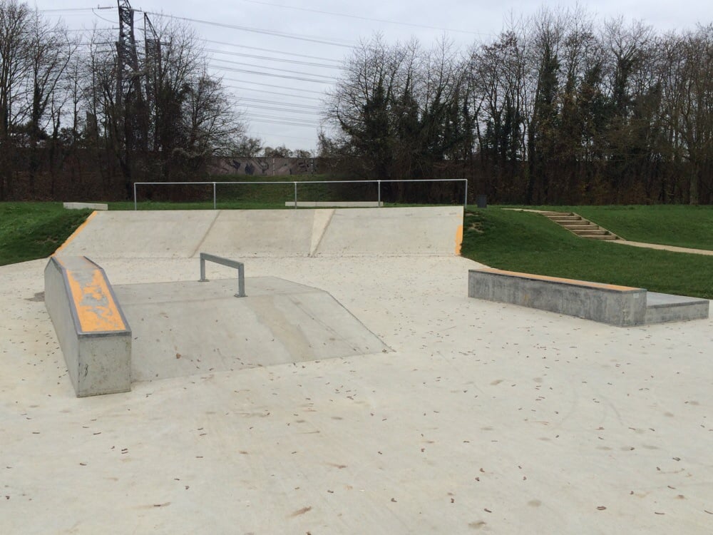 Stade Jacky Rivière Skatepark Collégien Skate Spot 2/5