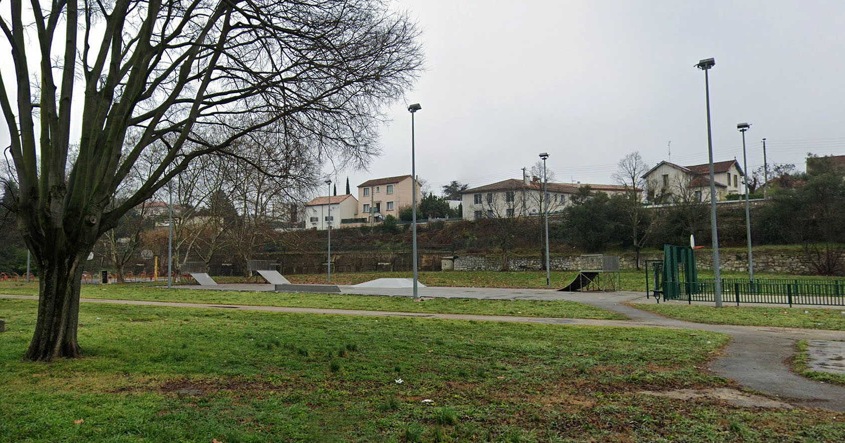 Les Prés St Jean Skatepark Alès Skate Spot 1/5
