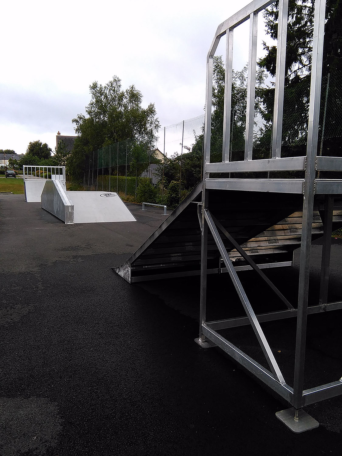 Salle des Sports Skatepark Pléchâtel Skate Spot 1/5
