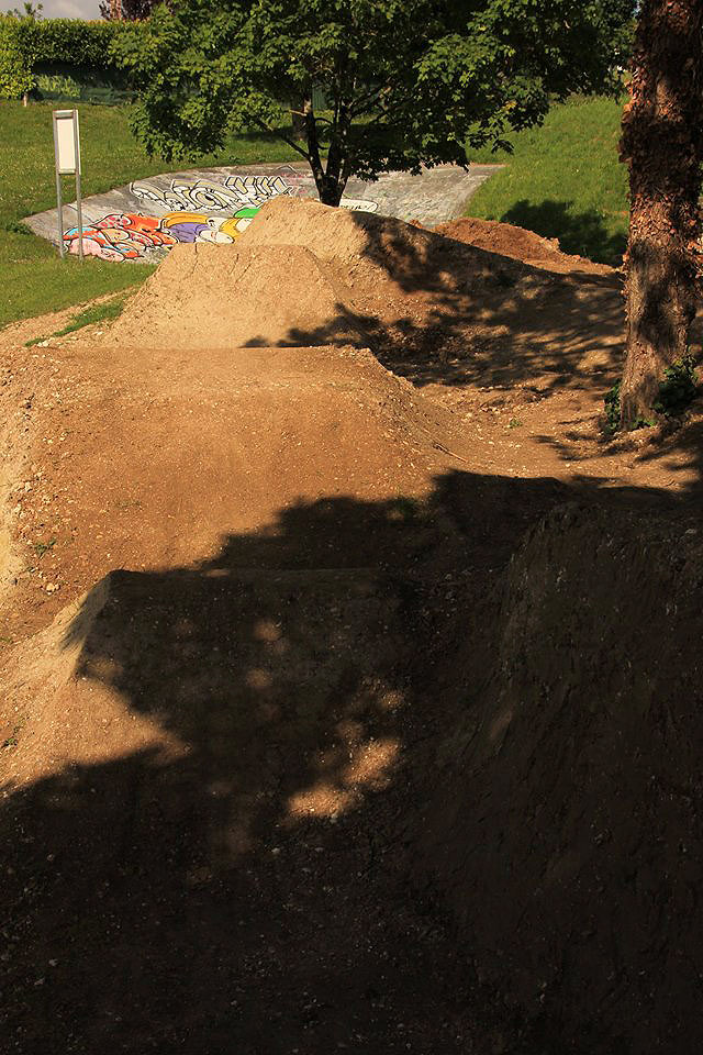 Dirt Bowl Dirt Saintes Skate Spot 2/5