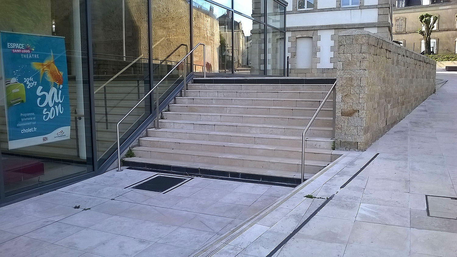 Théâtre Saint-Louis Spot Street Cholet Skate Spot 3/5