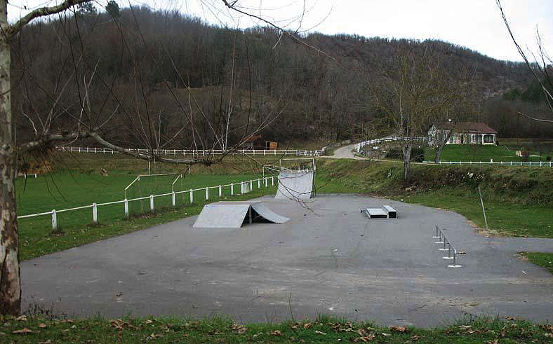 Stade Skatepark Saint Germain du Bel Air Skate Spot 1/5