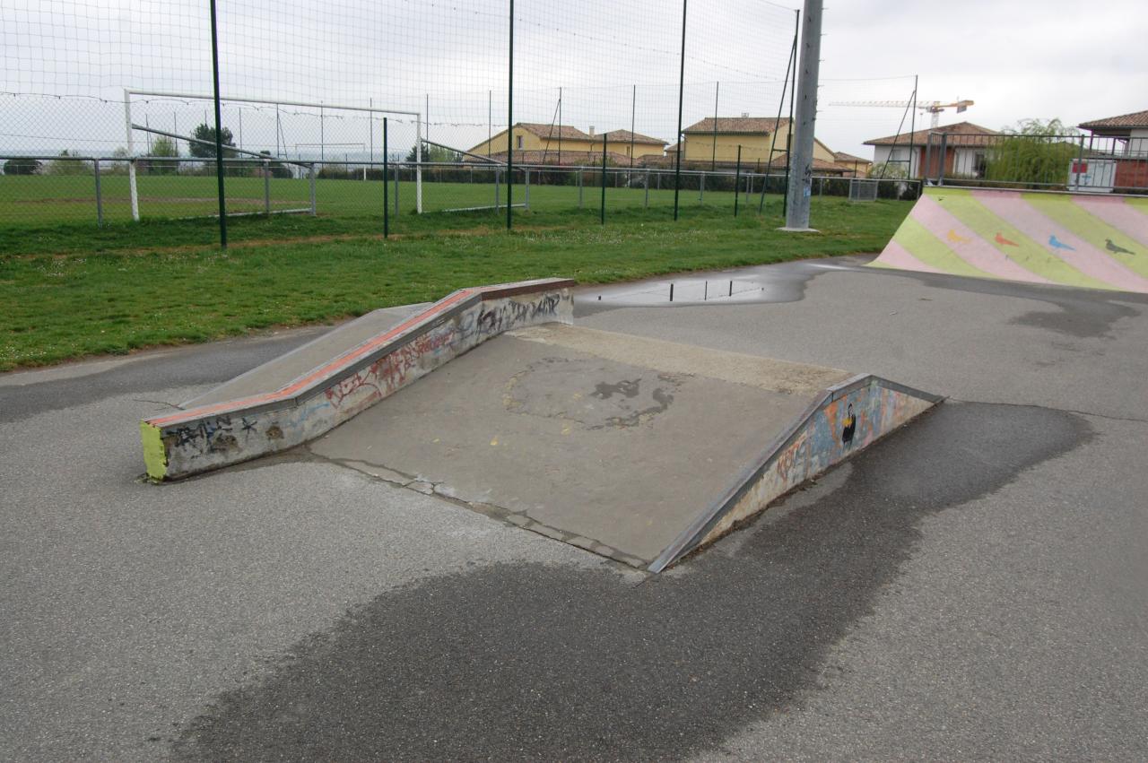 Terrain de football Skatepark Auzeville Tolosane Skate Spot 1/5
