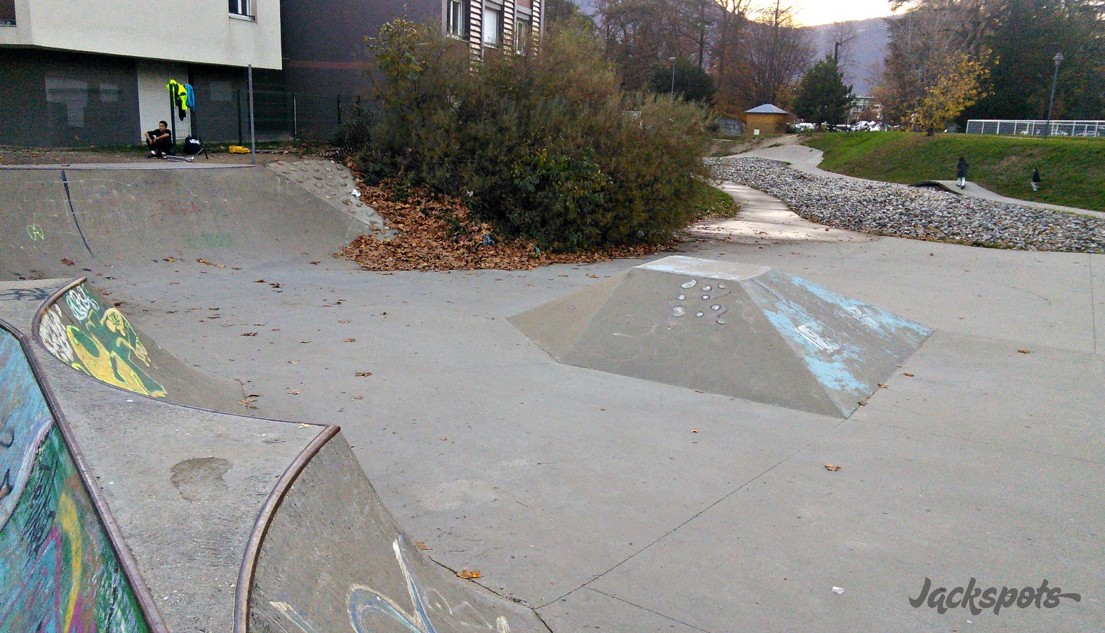 MJC Skatepark Saint Égrève Skate Spot 1/5
