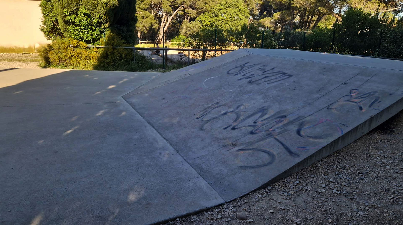 Le Stade Mille Skatepark Châteauneuf de Gadagne Skate Spot 3/5