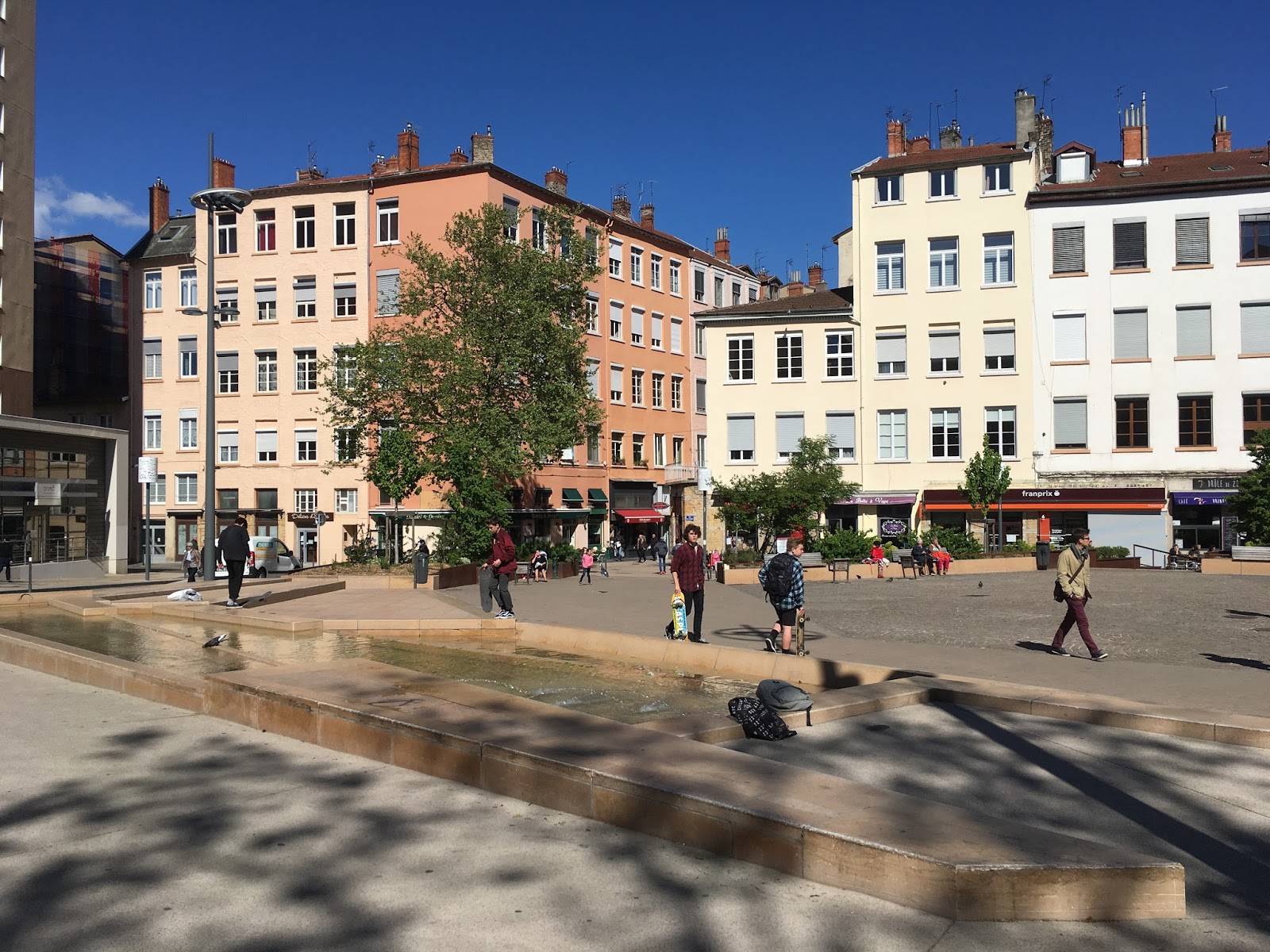 Place des Tapis Spot Street Lyon Skate Spot 3/5
