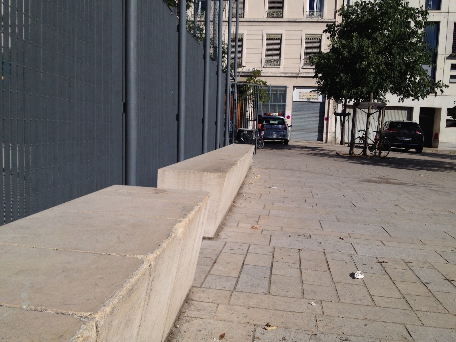 White Place Spot Street Lyon Skate Spot 3/5