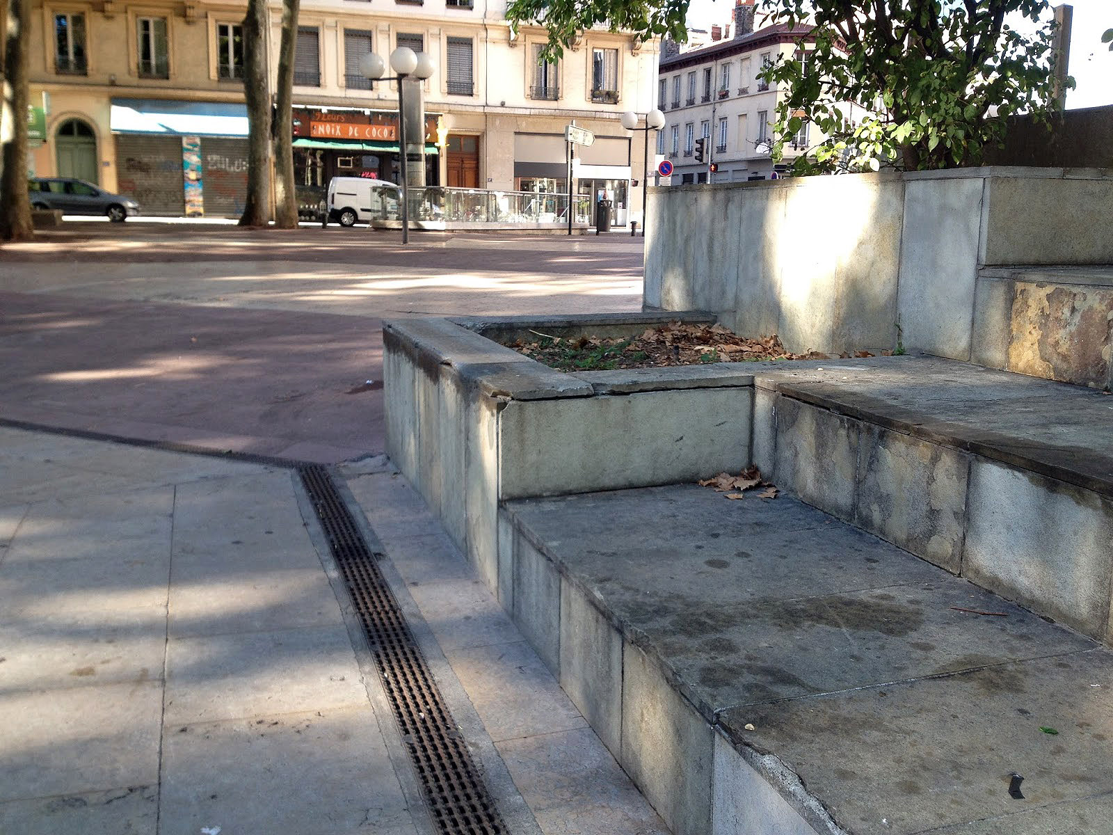 Place Guichard Spot Street Lyon Skate Spot 2/5