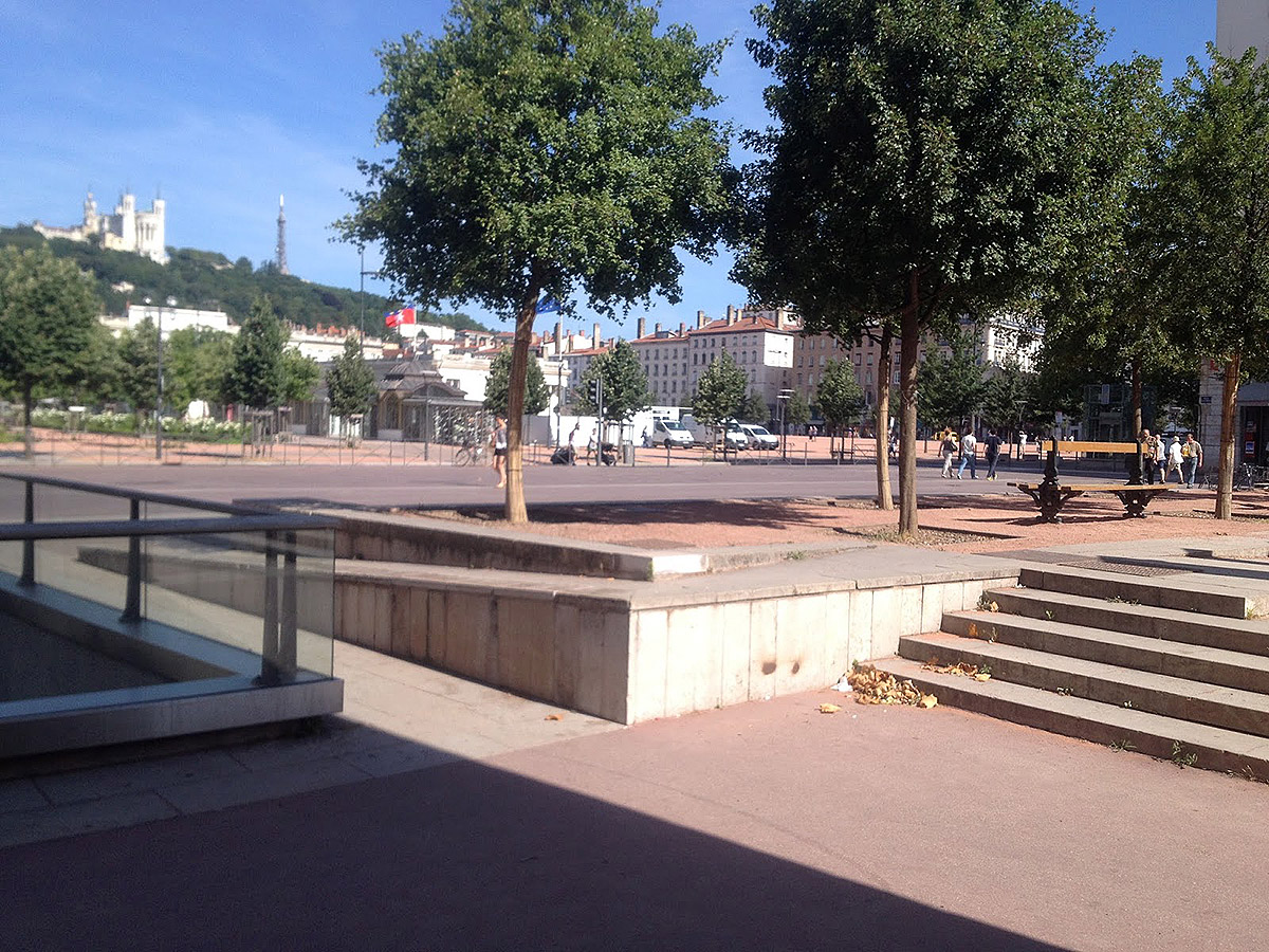 Le Clocher Spot Street Lyon Skate Spot 3/5