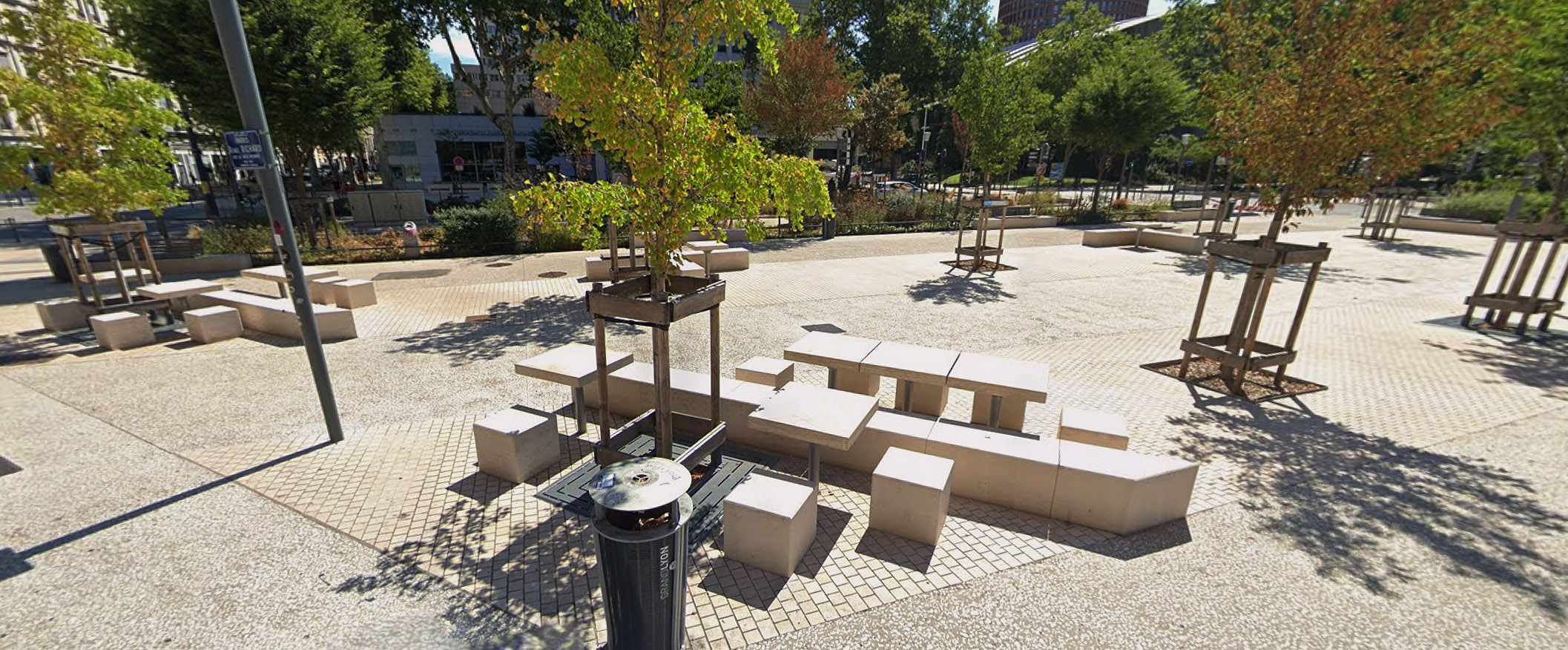 Les Halles Parc Spot Street Lyon Skate Spot 3/5