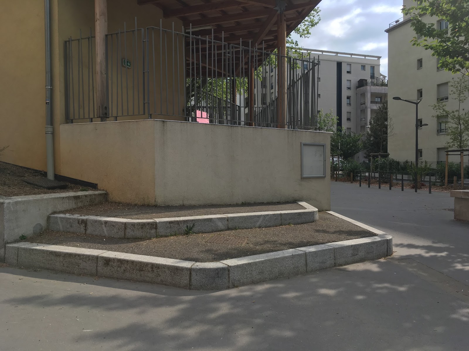 Chapeau Rouge Spot Street Lyon Skate Spot 4/5
