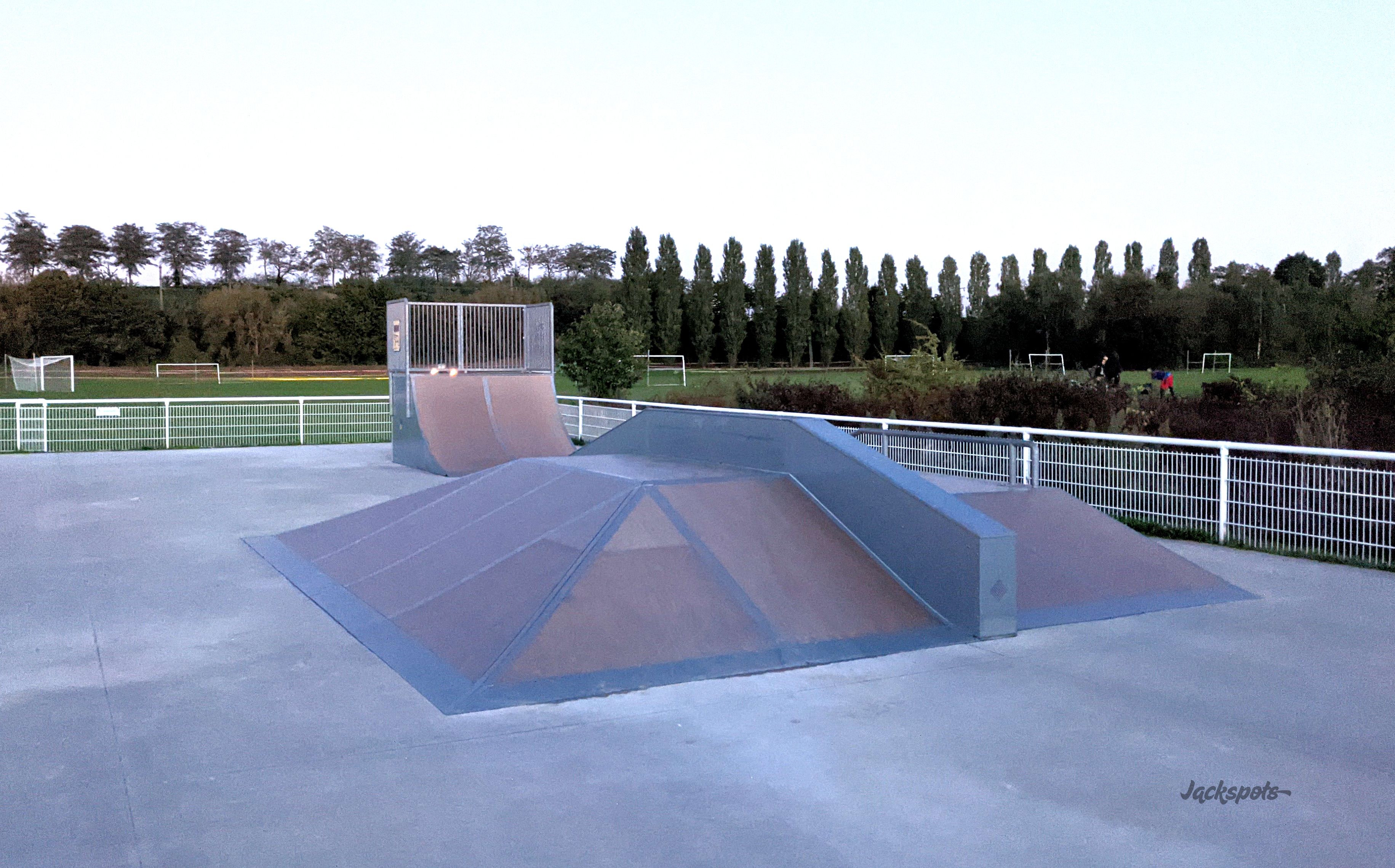 Grand Godet Skatepark Villeneuve le Roi Skate Spot 2/5