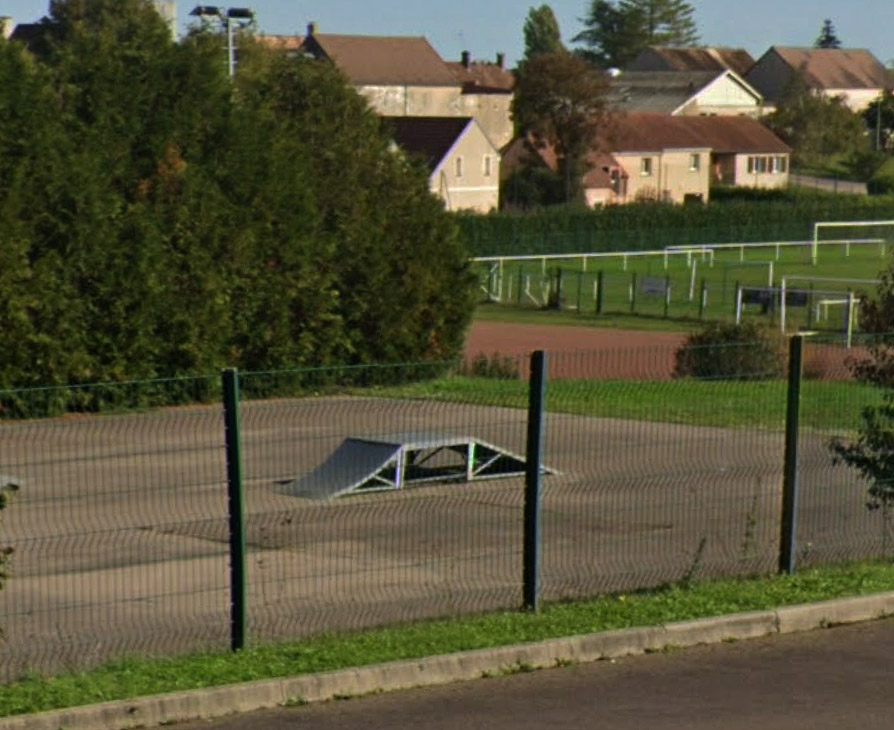 Maison des Jeunes Skatepark Gron Skate Spot 1/5