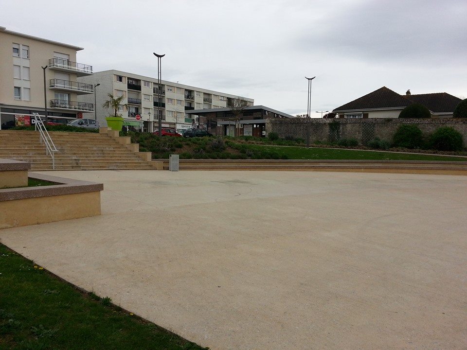 Place Mairie Spot Street Saint Germain la Blanche Herbe Skate Spot 2/5