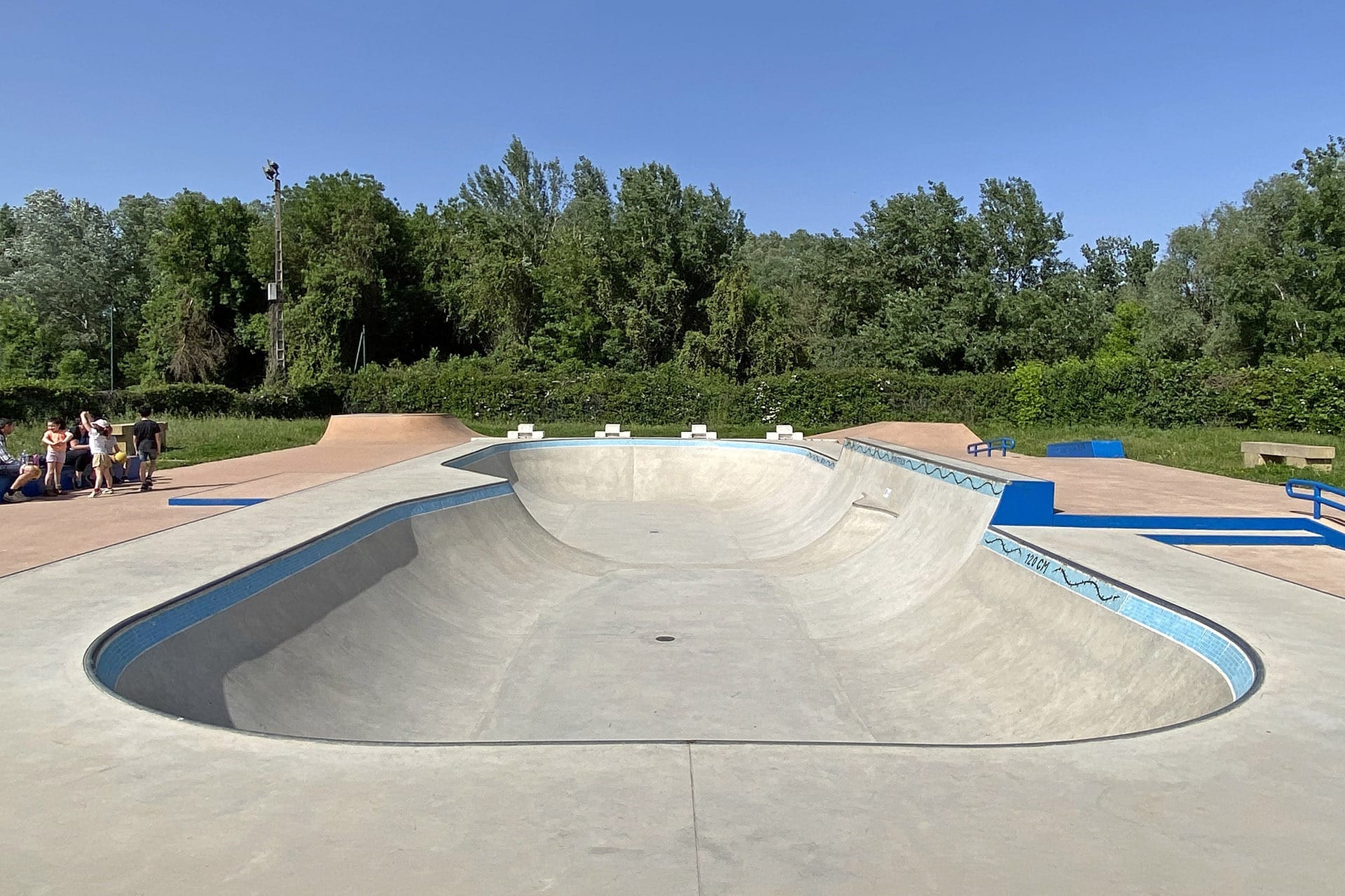 La Piscine Bowl Montfrin Skate Spot 3/5