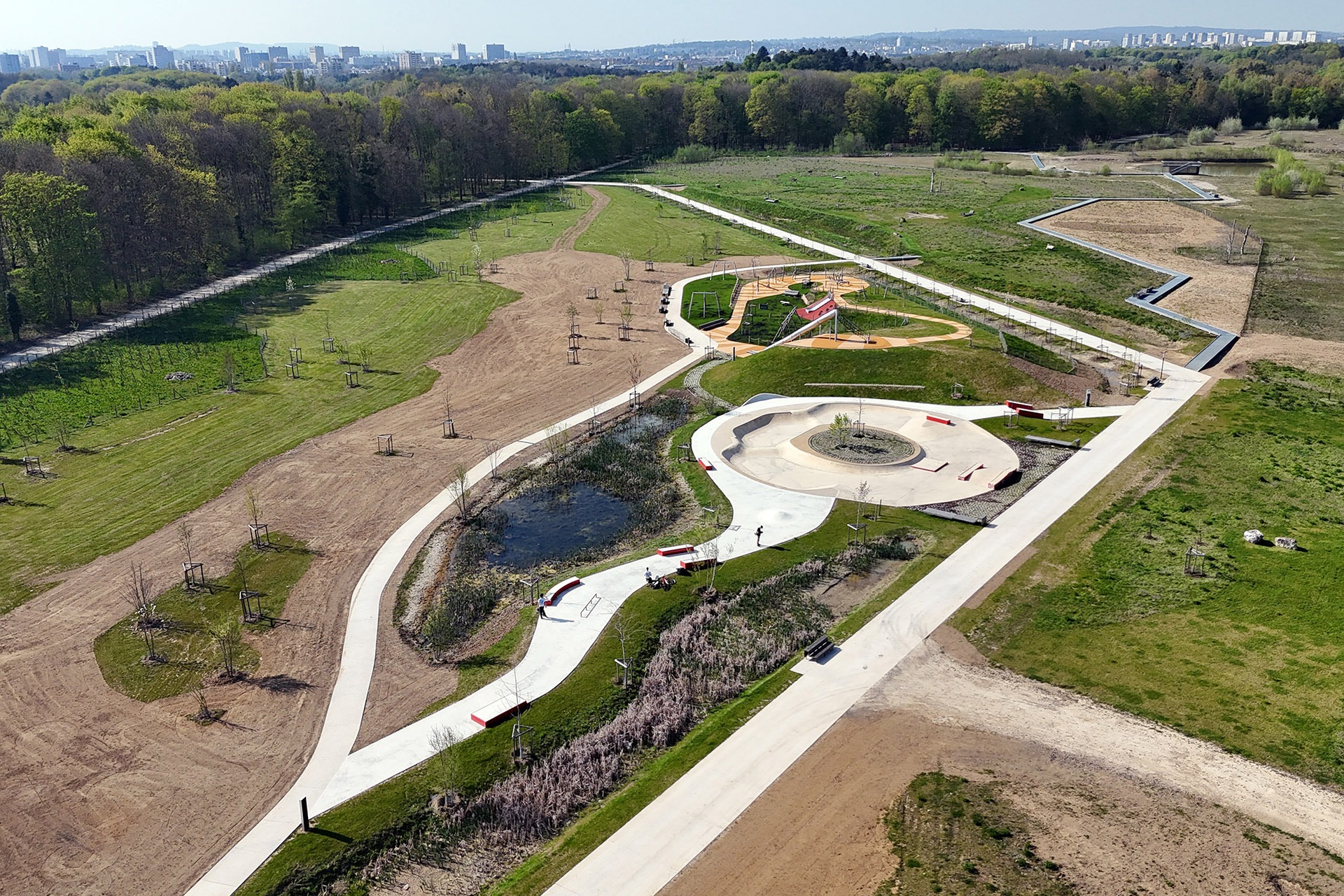 Parc Georges Valbon Bowl La Courneuve Skate Spot 4/5