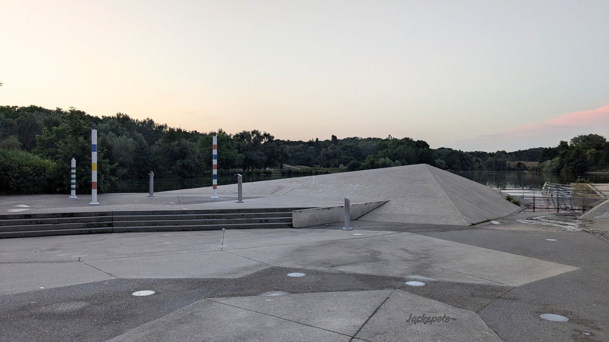 Le Grand Lac Spot Street La Courneuve Skate Spot 3/5