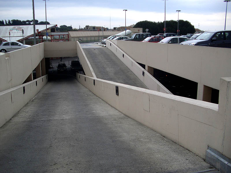 Auchan parking Spot Street Béziers Skate Spot 3/5