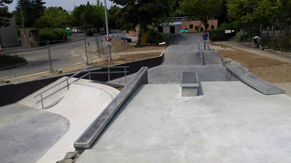 Lande de Mazaire Plaza La Chapelle sur Erdre Skate Spot 4/5