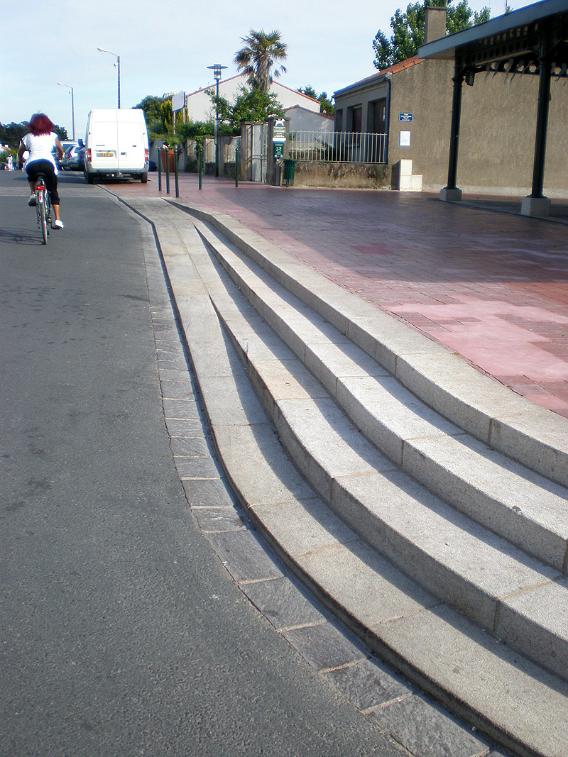 Halles Spot Street La Bernerie en Retz Skate Spot 2/5