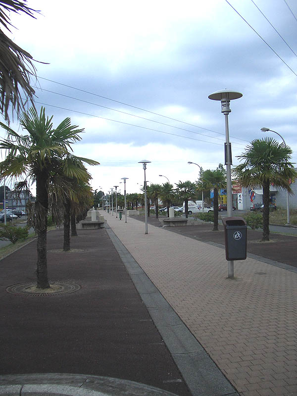 ZA Le Mail Spot Street Lons Skate Spot 3/5