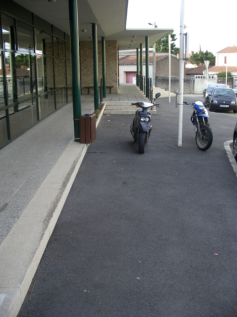Médiathèque Spot Street Le Loroux Bottereau Skate Spot 2/5