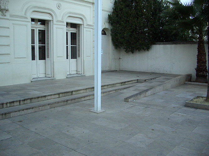 Hotel de Ville Spot Street Lunel Skate Spot 2/5