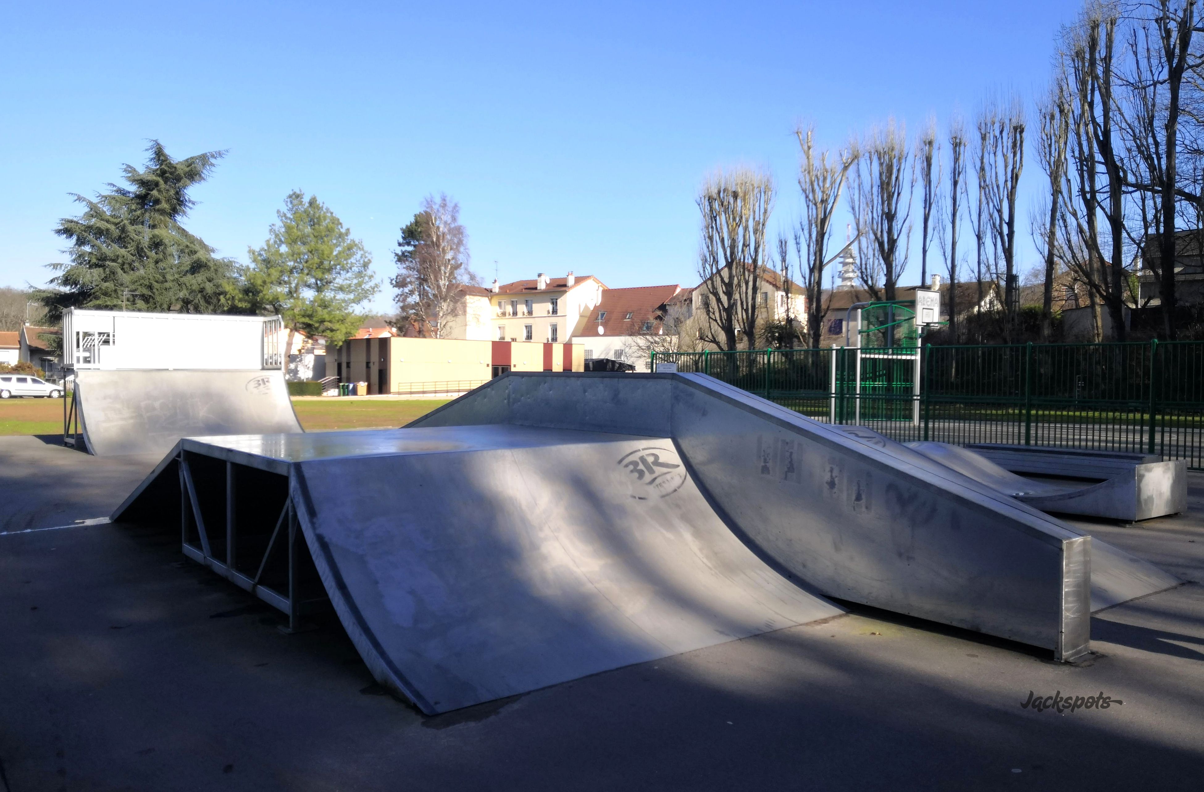 Stade Jean de Nève Skatepark Vélizy Villacoublay Skate Spot 2/5