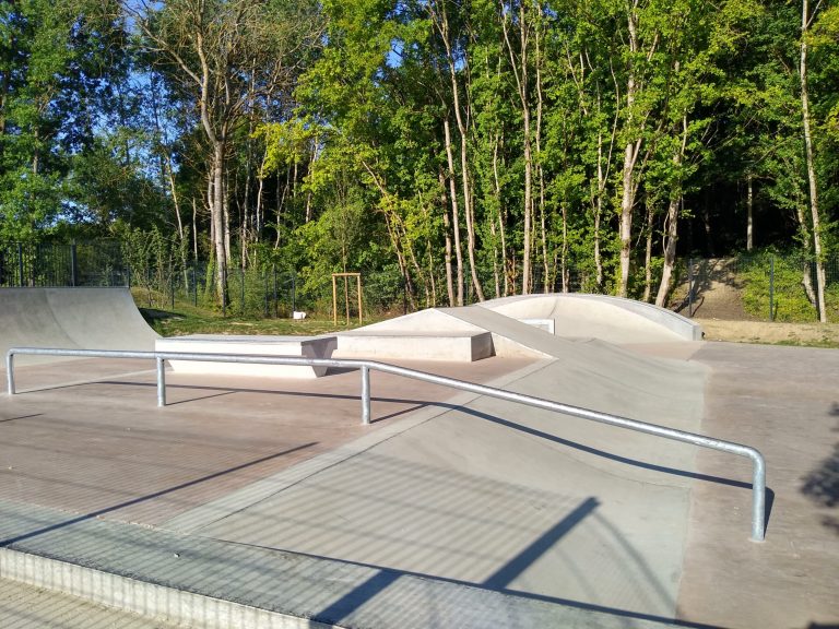 La Remise Skatepark Voisins le Bretonneux Skate Spot 3/5