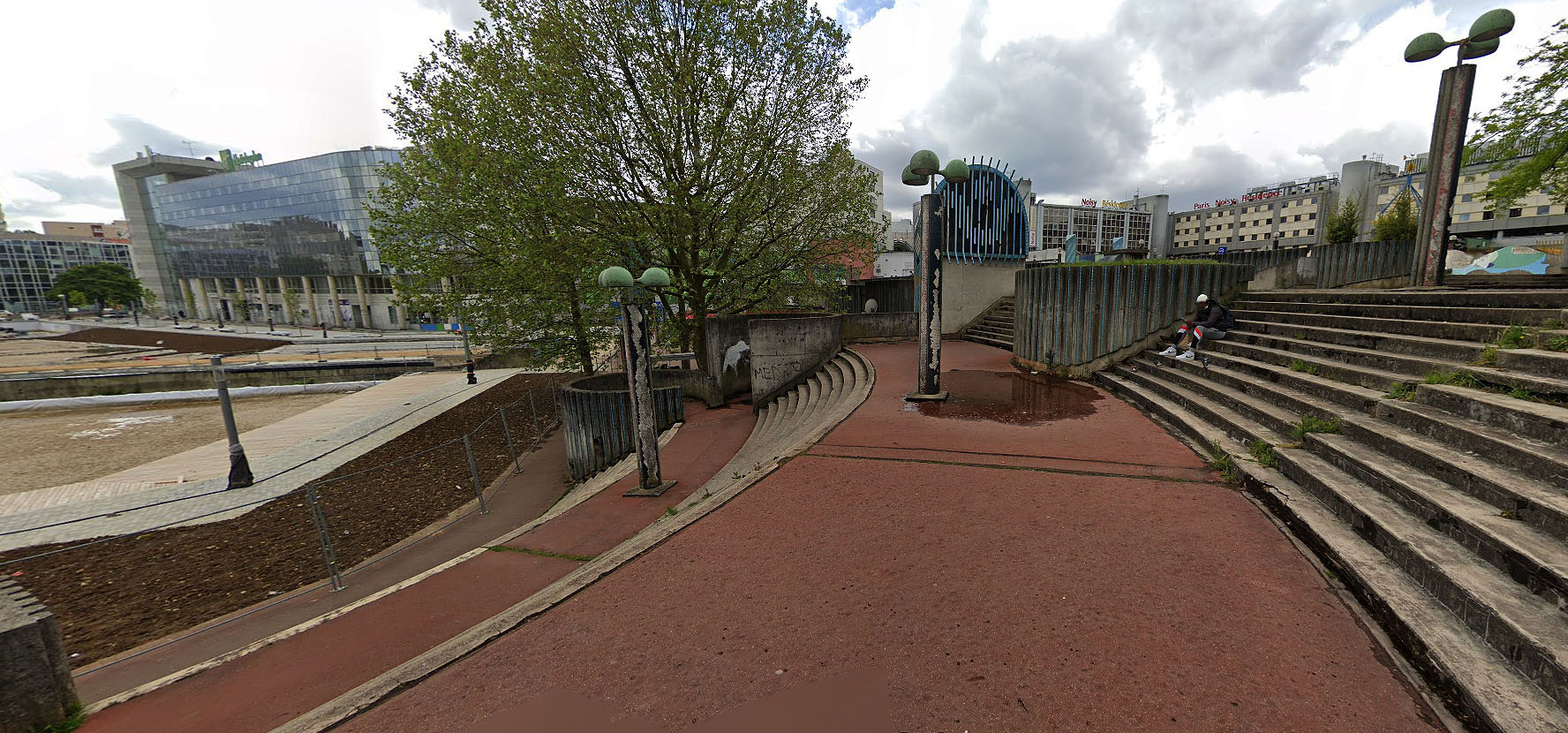 Gare RER Plaza Noisy le Grand Skate Spot 4/5