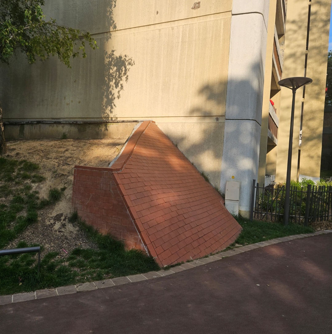 Giraudoux Plaza Créteil Skate Spot 4/5