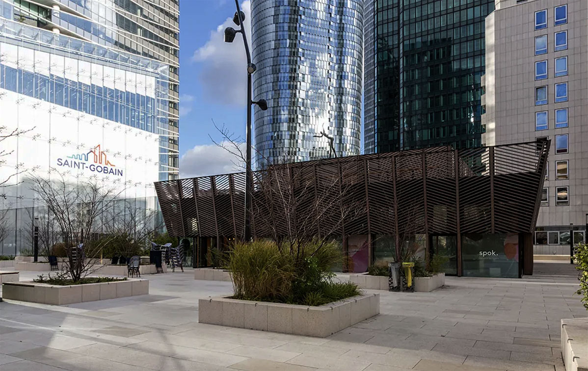 Défense place Spot Street Puteaux Skate Spot 3/5
