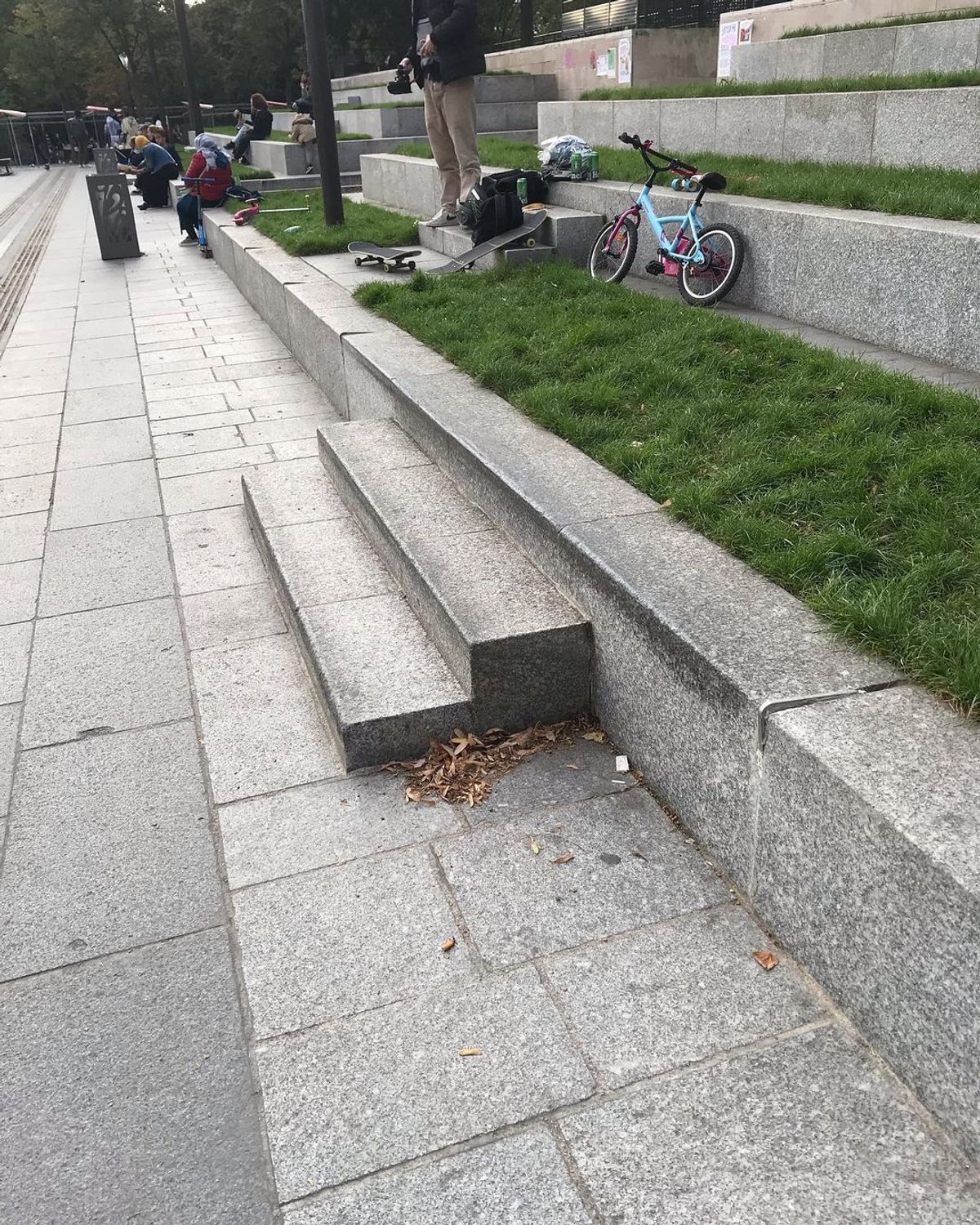Place des Fêtes Plaza Paris Skate Spot 3/5
