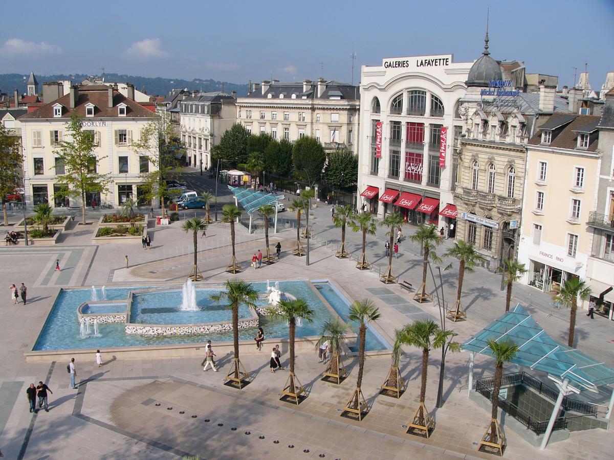 La Fontaine Plaza Pau Skate Spot 4/5