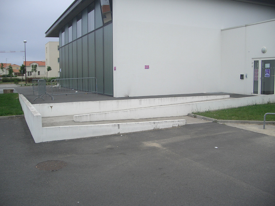 Gymnase Dugast Spot Street Rezé Skate Spot 3/5