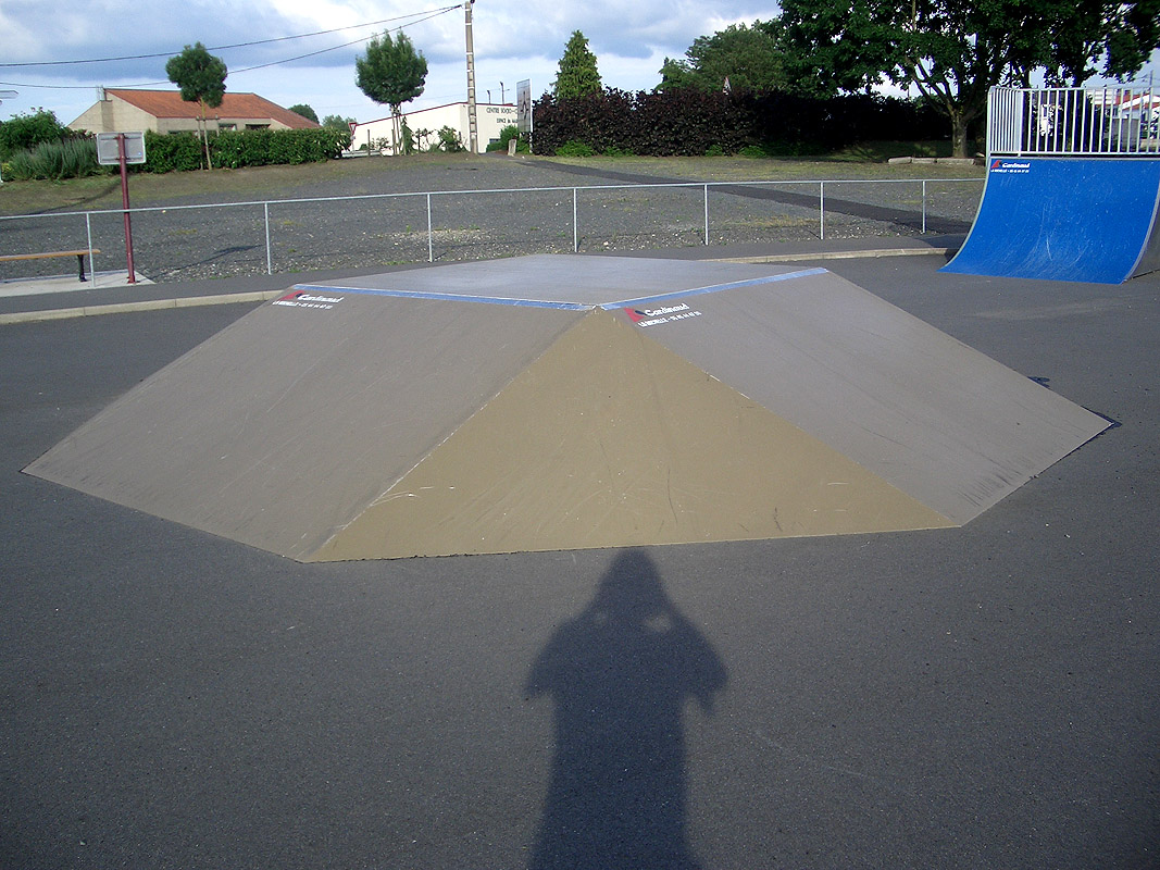 Centre Socioculturel Skatepark Saint Julien de Concelles Skate Spot 2/5