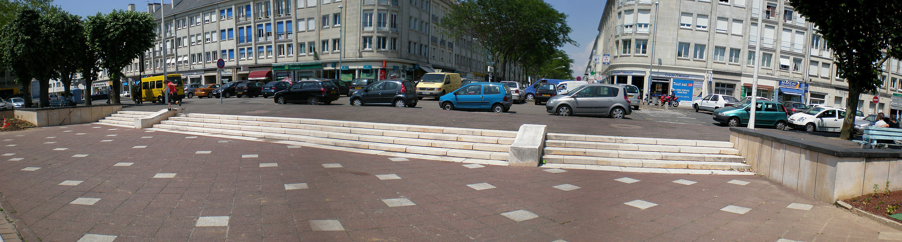 Hôtel de ville Plaza Saint Nazaire Skate Spot 4/5