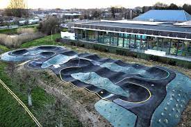 Centre Aquatique Pumptrack Saint Romain de Colbosc Skate Spot 2/5