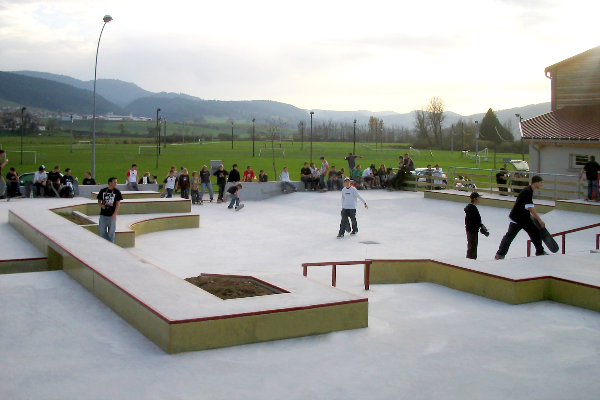La Gare Sud Spot Street Morteau Skate Spot 3/5