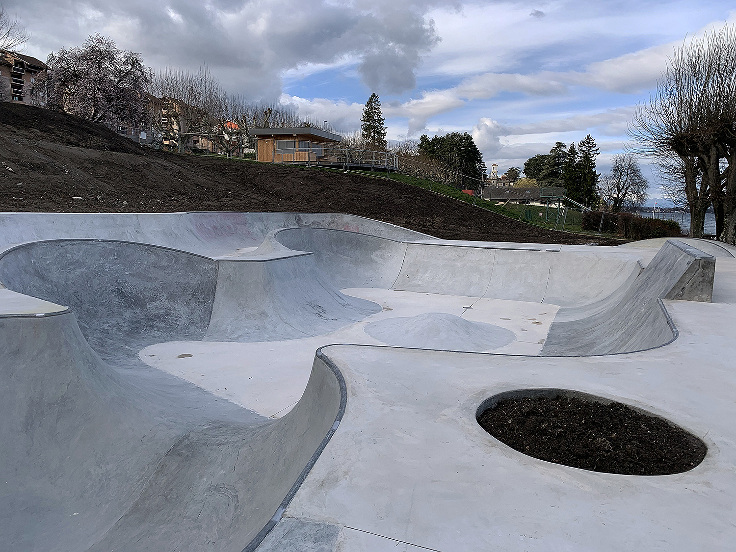 Bowl d' Évian Bowl Évian les Bains Skate Spot 5/5