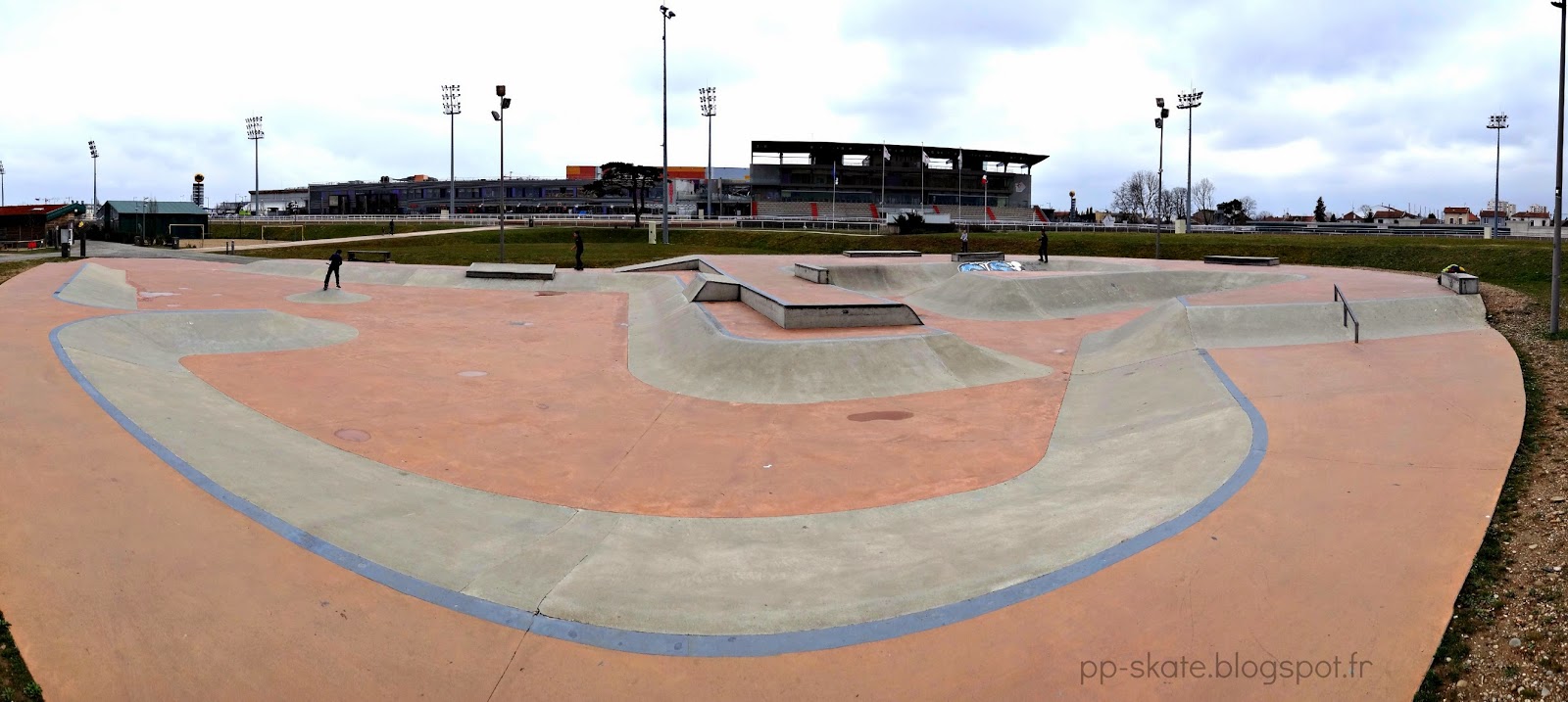 Carré De Soie Bowl Vaulx en Velin Skate Spot 4/5