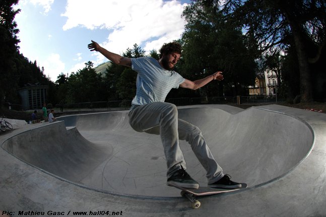 Quinconces Bowl Bagnères de Luchon Skate Spot 3/5