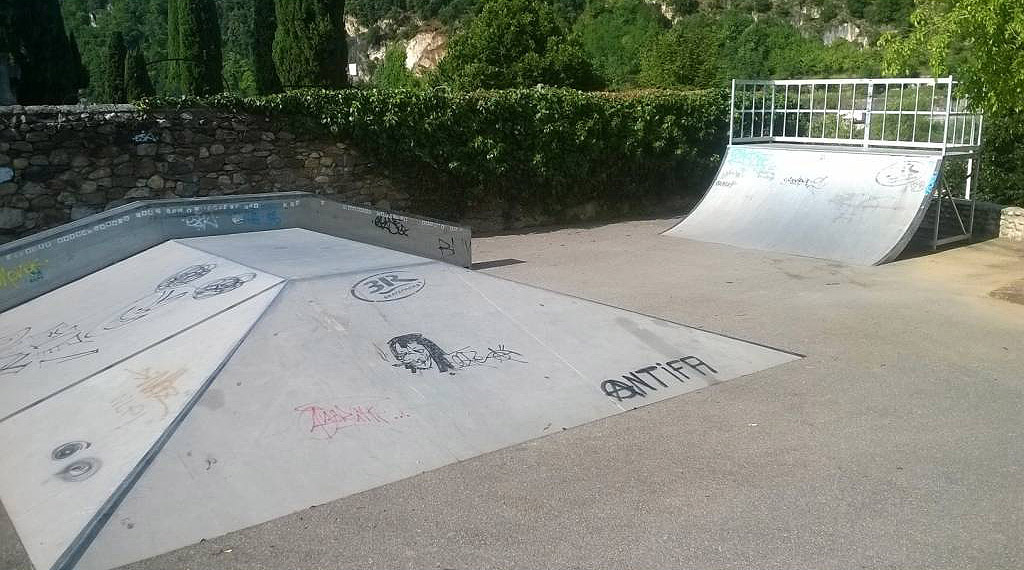 Cimetière Skatepark Foix Skate Spot 2/5