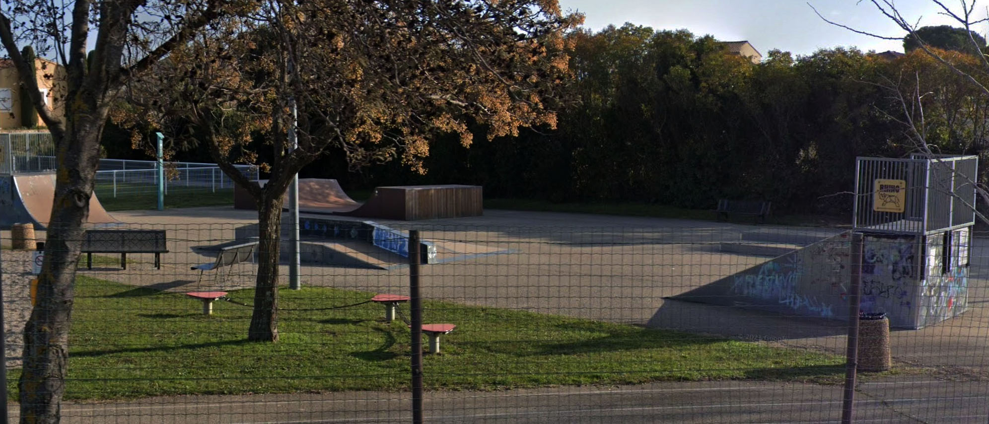 Stade Trintignant Skatepark Châteauneuf du Pape Skate Spot 2/5