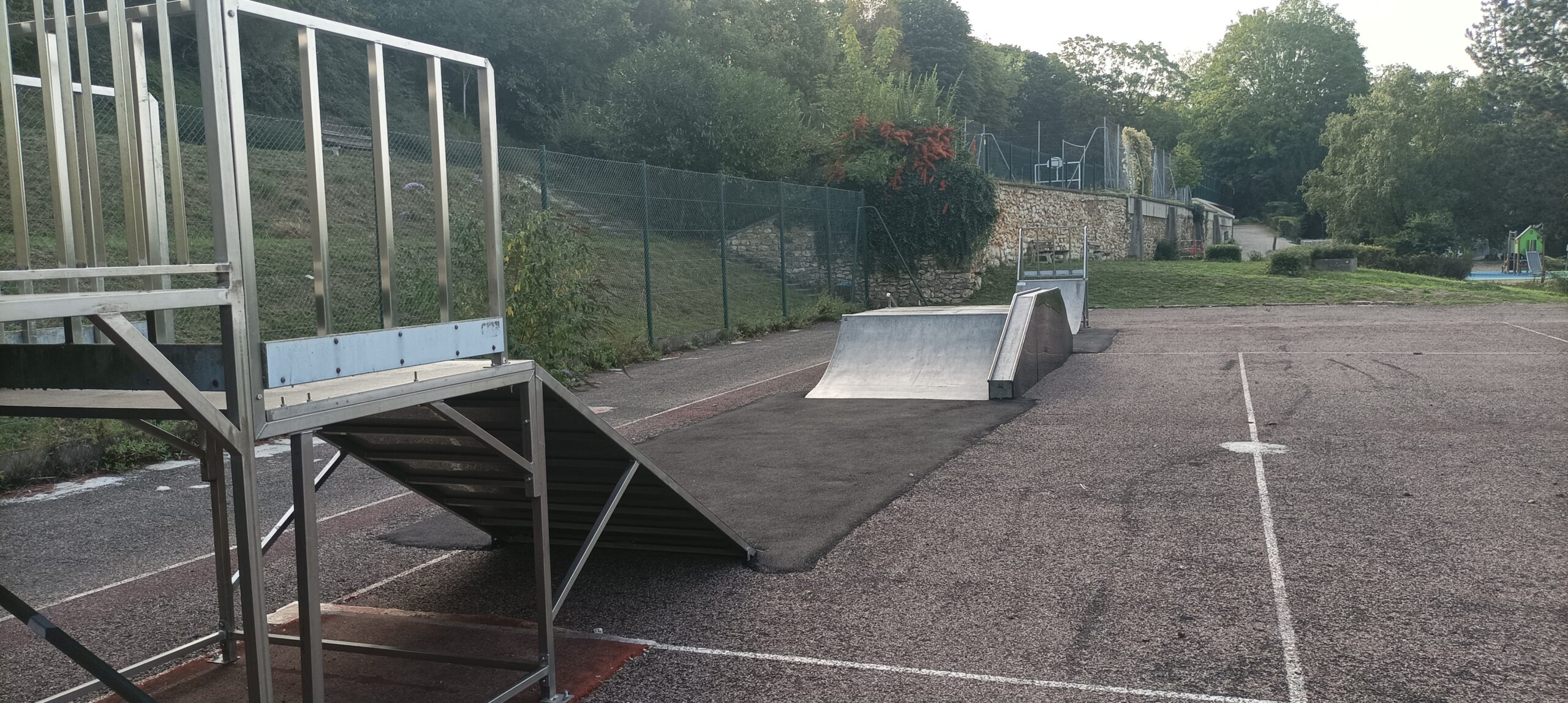 Parc Municipal Skatepark Triel sur Seine Skate Spot 1/5