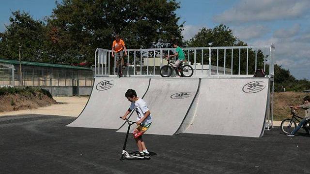 Le Derf Skatepark Séné Skate Spot 2/5