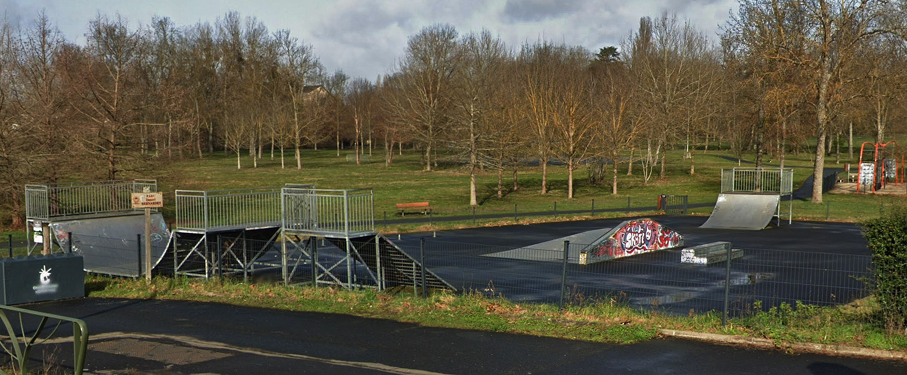 Belle Isle Skatepark Châteauroux Skate Spot 2/5