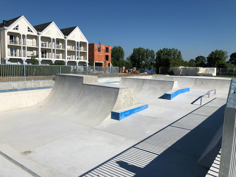 La Piscine Skatepark L' Île Bouchard Skate Spot 3/5